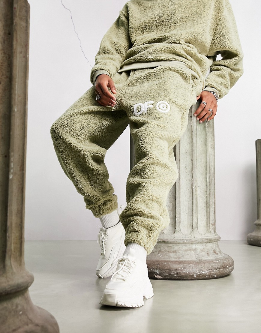 Dark Future – Jogger d’ensemble décontracté en imitation peau de mouton duveteuse avec logo brodé – Neutre sans opinion – Homme grand